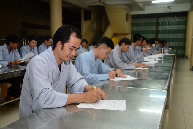 Chư Tăng và Phật tử ôn lại cuộc đời và đạo nghiệp Tổ khai sáng chùa Hoằng Pháp