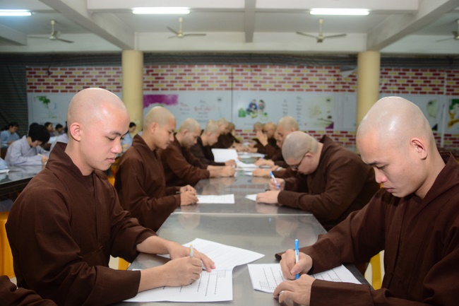 Chư Tăng và Phật tử ôn lại cuộc đời và đạo nghiệp Tổ khai sáng chùa Hoằng Pháp