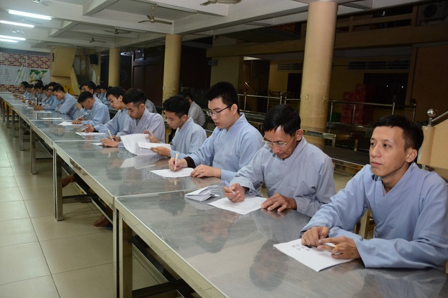 Chư Tăng và Phật tử ôn lại cuộc đời và đạo nghiệp Tổ khai sáng chùa Hoằng Pháp