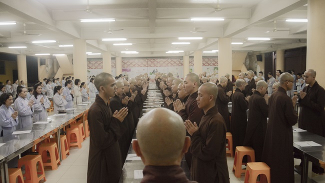 Chư Tăng và Phật tử ôn lại cuộc đời và đạo nghiệp Tổ khai sáng chùa Hoằng Pháp