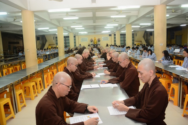 Chư Tăng và Phật tử ôn lại cuộc đời và đạo nghiệp Tổ khai sáng chùa Hoằng Pháp