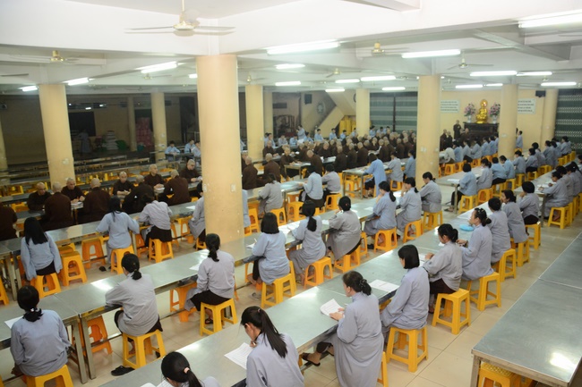 Chư Tăng và Phật tử ôn lại cuộc đời và đạo nghiệp Tổ khai sáng chùa Hoằng Pháp