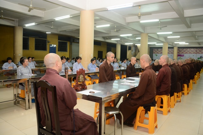 Chư Tăng và Phật tử ôn lại cuộc đời và đạo nghiệp Tổ khai sáng chùa Hoằng Pháp