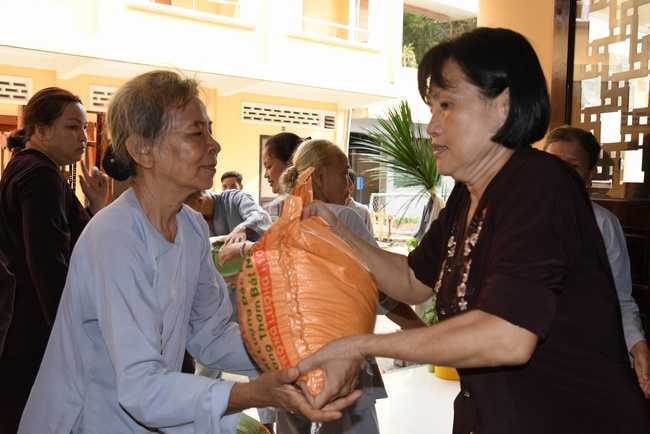 Medical examining, medicine supplying and gift giving in Binh Dinh