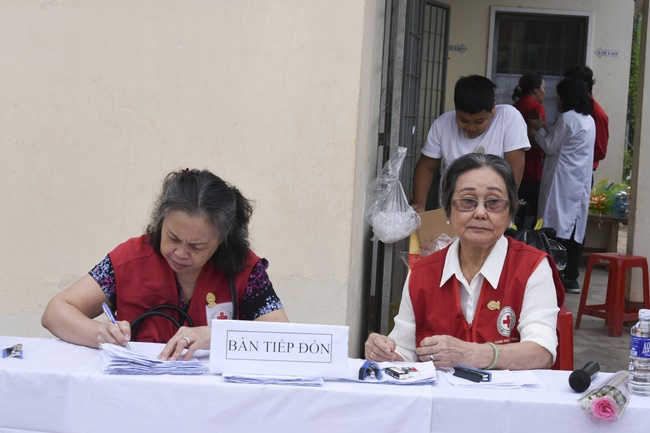 Medical examining, medicine supplying and gift giving in Binh Dinh