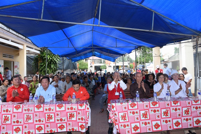 Medical examining, medicine supplying and gift giving in Binh Dinh