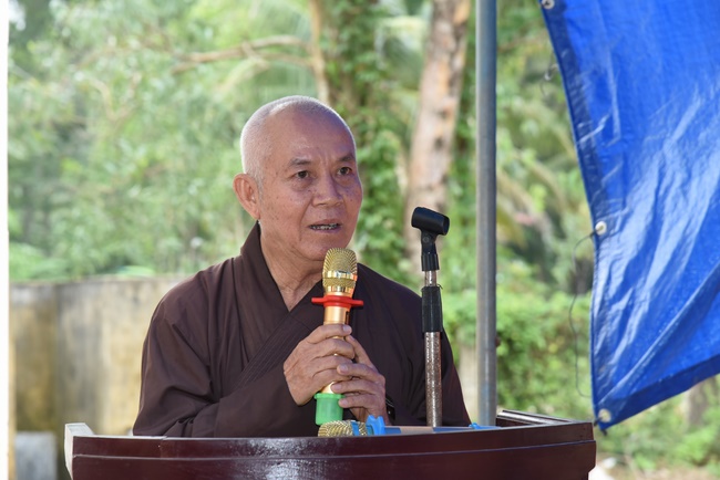 Medical examining, medicine supplying and gift giving in Binh Dinh