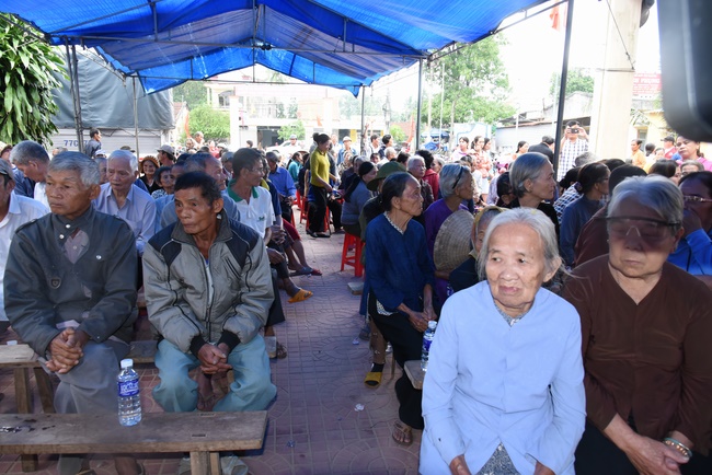 Medical examining, medicine supplying and gift giving in Binh Dinh
