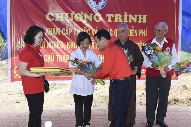 Medical examining, medicine supplying and gift giving in Binh Dinh