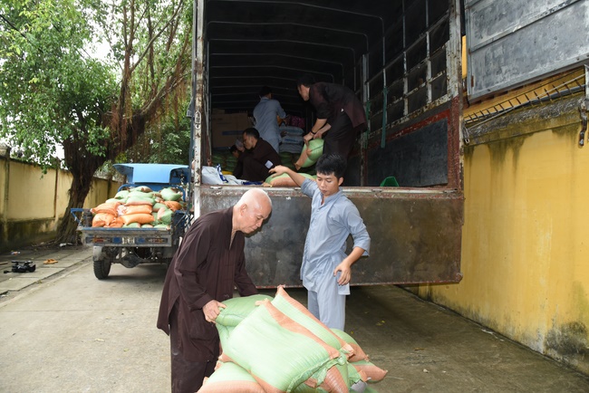 Medical examining, medicine supplying and gift giving in Binh Dinh