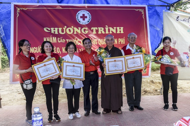 Medical examining, medicine supplying and gift giving in Binh Dinh