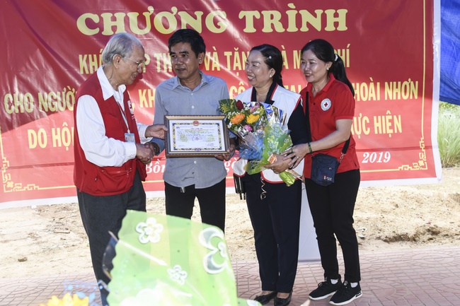 Medical examining, medicine supplying and gift giving in Binh Dinh