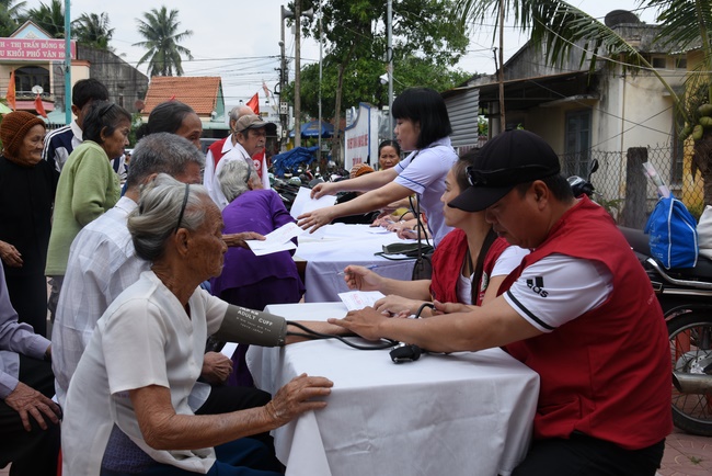 Medical examining, medicine supplying and gift giving in Binh Dinh