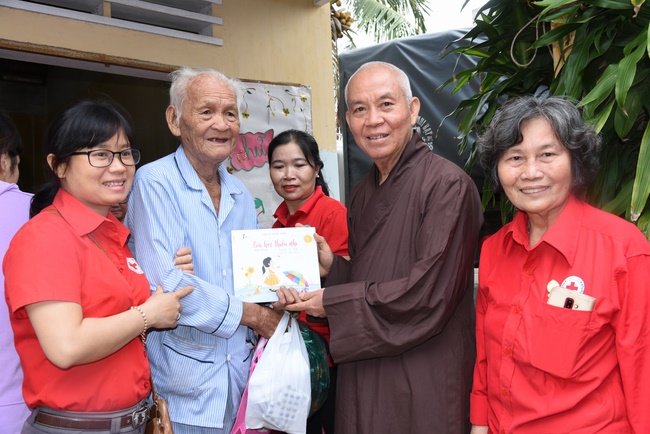 Medical examining, medicine supplying and gift giving in Binh Dinh