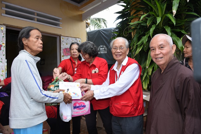 Medical examining, medicine supplying and gift giving in Binh Dinh