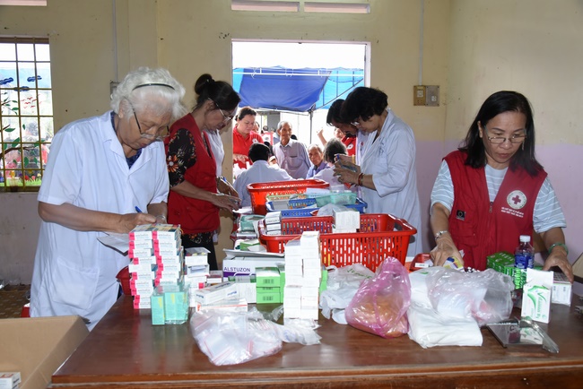 Medical examining, medicine supplying and gift giving in Binh Dinh