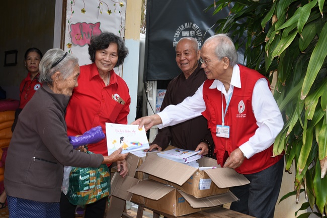 Medical examining, medicine supplying and gift giving in Binh Dinh