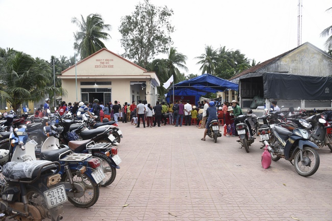 Medical examining, medicine supplying and gift giving in Binh Dinh