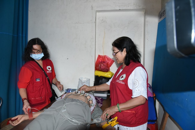 Medical examining, medicine supplying and gift giving in Binh Dinh