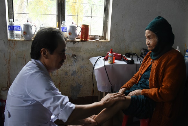 Medical examining, medicine supplying and gift giving in Binh Dinh