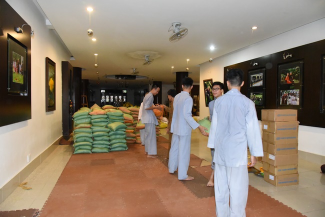 Medical examining, medicine supplying and gift giving in Binh Dinh