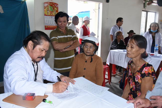 Medical examining, medicine supplying and gift giving in Binh Dinh
