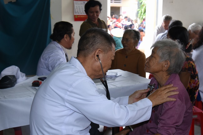 Medical examining, medicine supplying and gift giving in Binh Dinh