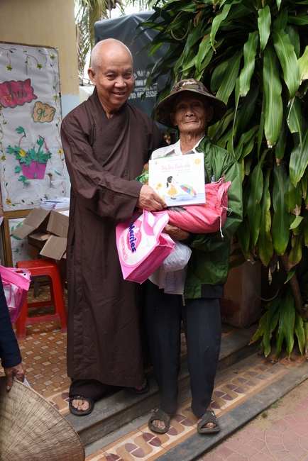 Medical examining, medicine supplying and gift giving in Binh Dinh