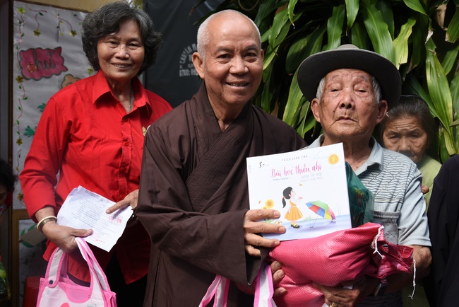 Medical examining, medicine supplying and gift giving in Binh Dinh