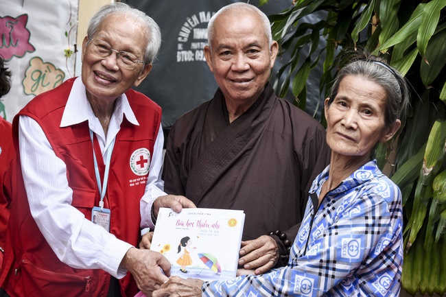 Medical examining, medicine supplying and gift giving in Binh Dinh