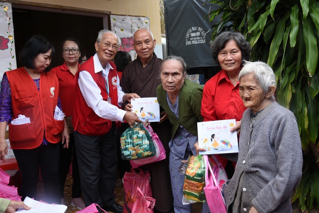 Medical examining, medicine supplying and gift giving in Binh Dinh