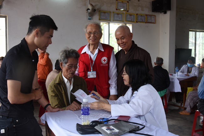Medical examining, medicine supplying and gift giving in Binh Dinh