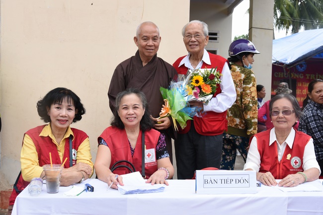 Medical examining, medicine supplying and gift giving in Binh Dinh