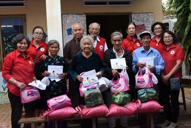 Medical examining, medicine supplying and gift giving in Binh Dinh