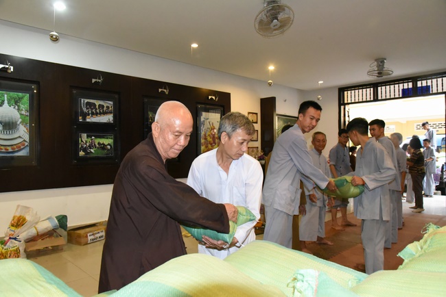 Medical examining, medicine supplying and gift giving in Binh Dinh