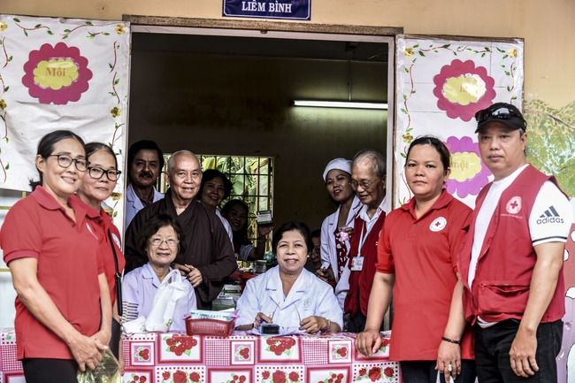 Medical examining, medicine supplying and gift giving in Binh Dinh
