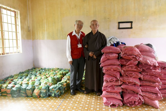 Medical examining, medicine supplying and gift giving in Binh Dinh