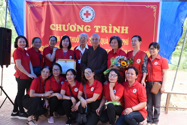 Medical examining, medicine supplying and gift giving in Binh Dinh