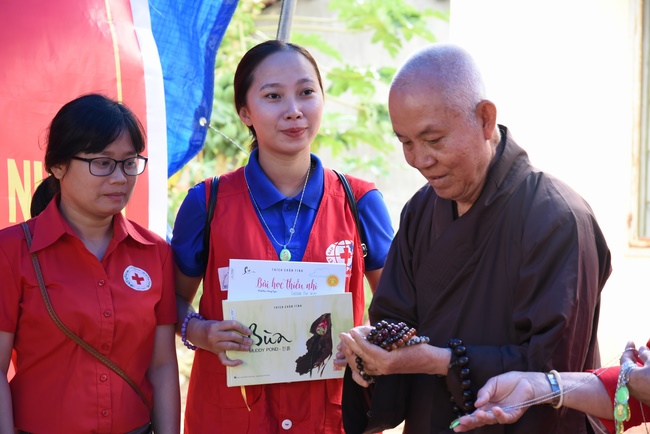 Medical examining, medicine supplying and gift giving in Binh Dinh