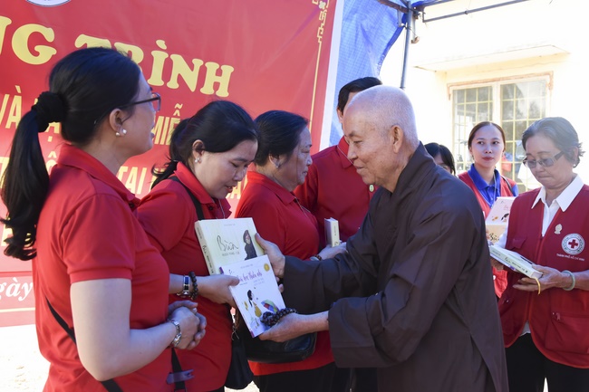 Medical examining, medicine supplying and gift giving in Binh Dinh