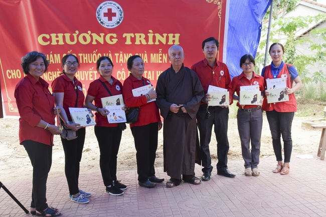 Medical examining, medicine supplying and gift giving in Binh Dinh