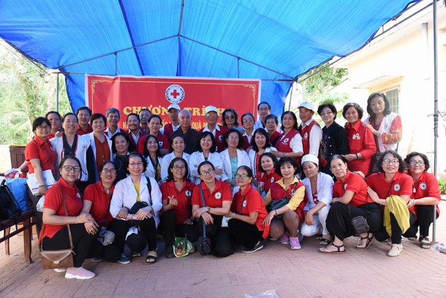 Medical examining, medicine supplying and gift giving in Binh Dinh