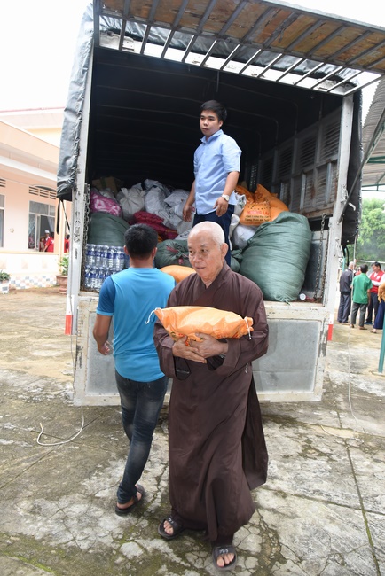 Medical examining, medicine supplying and gift giving in Binh Dinh
