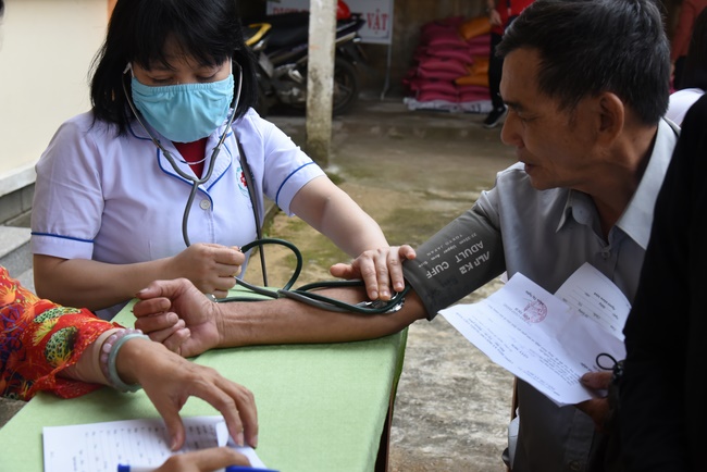 Medical examining, medicine supplying and gift giving in Binh Dinh