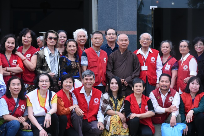 Medical examining, medicine supplying and gift giving in Binh Dinh