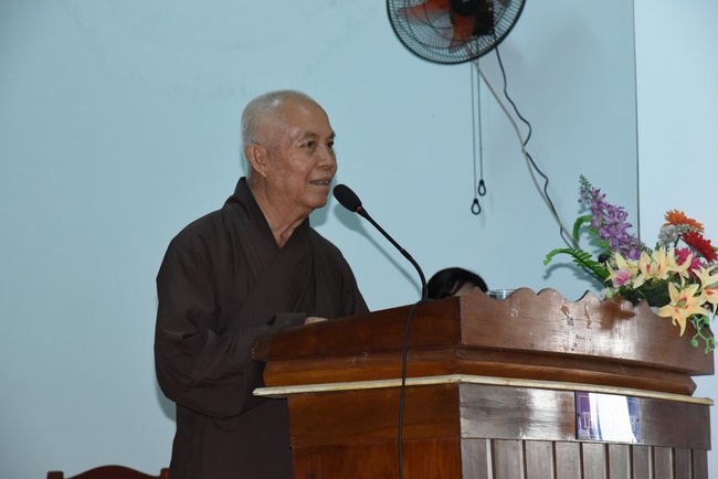 Medical examining, medicine supplying and gift giving in Binh Dinh