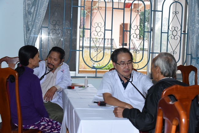 Medical examining, medicine supplying and gift giving in Binh Dinh