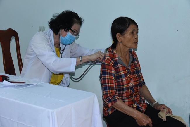 Medical examining, medicine supplying and gift giving in Binh Dinh