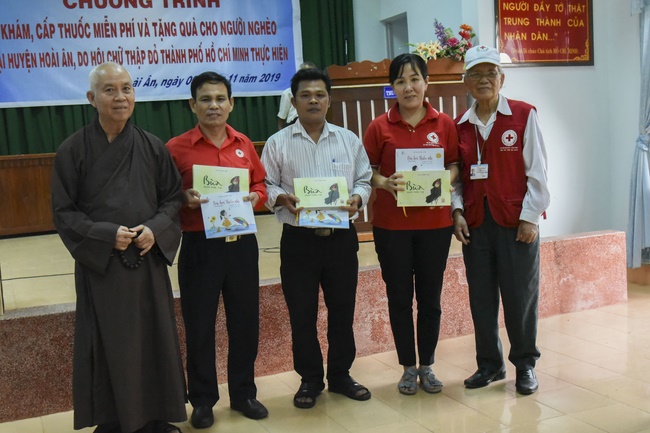 Medical examining, medicine supplying and gift giving in Binh Dinh