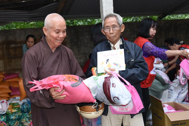 Medical examining, medicine supplying and gift giving in Binh Dinh